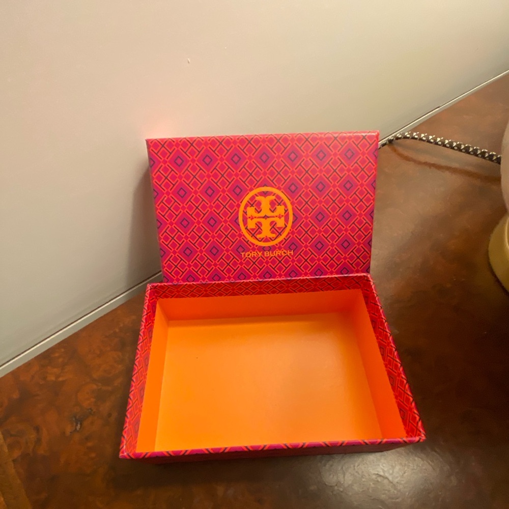 Tory Burch
Enamel Raised Logo Hinge Cuff Bracelet
1” wide
18K Gold Plated - Picture 5 of 6